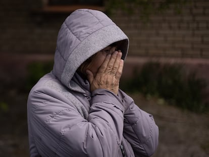 Natasha llora mientras espera en la calle principal de Lissitxanks la llegada de ayuda humanitaria que les ayude a huir. Tras una larga espera y ver que no llegaba nadie decidieron volverse a su casa.