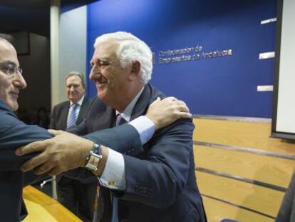 El presidente saliente de la CEA, Santiago Herrero (derecha), felicita a Javier Gonz&aacute;lez de Lara.