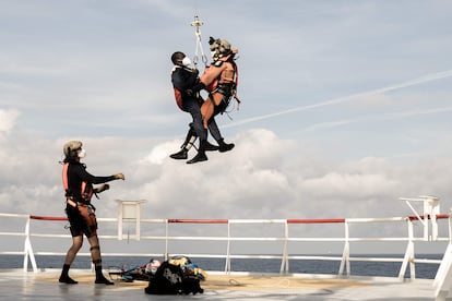 Un migrante que necesita atención médica urgente es izado por un helicóptero del ejército francés desde el barco de rescate 'Ocean Viking', este jueves 10 de noviembre, en el mar Tirreno, entre Italia y la isla de Córcega