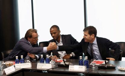 El presidente del Levante, Quico Catalán (i), y el director general del Valencia, Mateu Alemany (d), se saludan en presencia de Maheta Molango del Mallorca, al inicio de la Asamblea Extraordinaria de la Liga de Fútbol Profesional, Javier Tebas,