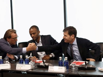 El presidente del Levante, Quico Catalán (i), y el director general del Valencia, Mateu Alemany (d), se saludan en presencia de Maheta Molango del Mallorca, al inicio de la Asamblea Extraordinaria de la Liga de Fútbol Profesional, Javier Tebas, 