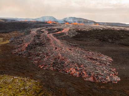 Vista aérea de la erupción volcánica cerca de la ciudad de Grindavik, en la península de Reykjanes (Islandia), el martes.