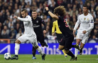 Jesé conduce el balón ante David Luiz.