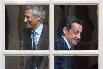 De Villepin (izquierda) y Sarkozy, tras una reunión en la oficina del primer ministro el pasado junio.