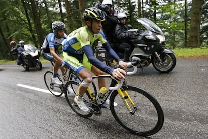 Alberto Contador pedalea tras caer en el pasado Tour.
