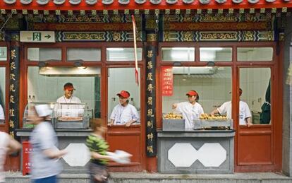 Un puesto de comida callejera en Pek&iacute;n cerca de la calle Wang Fu Jing.