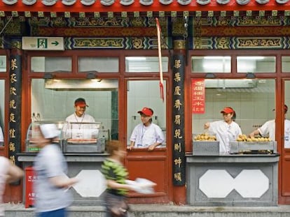 Un puesto de comida callejera en Pek&iacute;n cerca de la calle Wang Fu Jing.