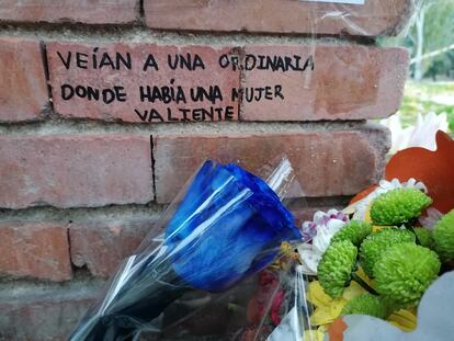 Los admiradores de Cristina Ortiz dejan mensajes en los ladrillos del lugar que le rinde homenaje.