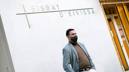 Sergio Lleó, el primer denunciante de abusos contra un sacerdote de Ibiza, en la puerta del obispado de la isla cuando fue a declarar el pasado 11 de marzo.