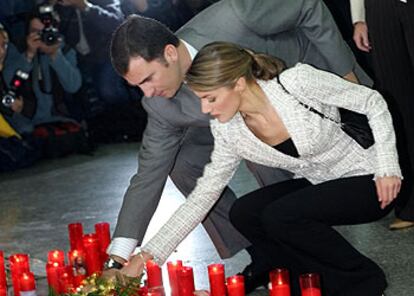 El Príncipe y su novia depositan un ramo de flores en Atocha en recuerdo de las víctimas del 11-M.