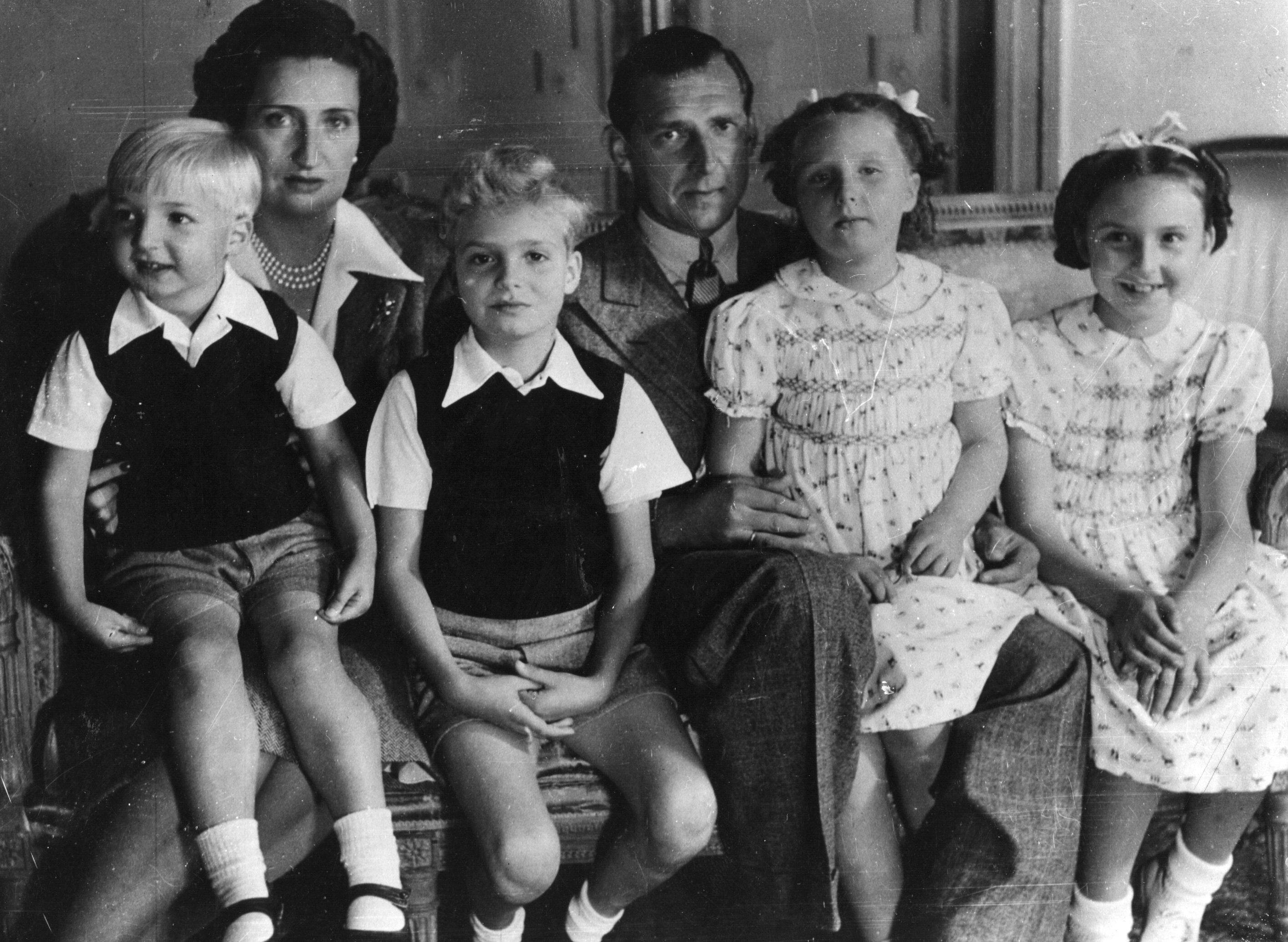 Don Juan de Borbón, con su esposa María de las Mercedes y sus cuatro hijos, Alfonso, Juan Carlos, Pilar y Margarita, en una imagen de agosto de 1945 tomada durante su exilio en Suiza. 