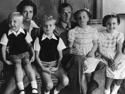 Don Juan de Borbón, con su esposa María de las Mercedes y sus cuatro hijos, Alfonso, Juan Carlos, Pilar y Margarita, en una imagen de agosto de 1945 tomada durante su exilio en Suiza.