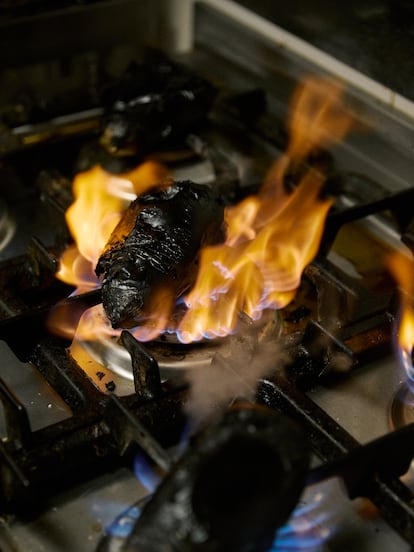 Berenjena asada para hacer el baba ganoush.