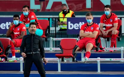 Simeone, durante el Levante-Atlético disputado el martes en el estadio de La Nucía. / JOSE JORDÁN (AFP)