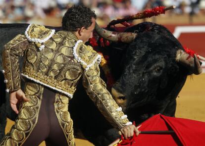 El torero Rafaelillo, en la corrida de la Maestranza, con el segundo toro de la tarde.