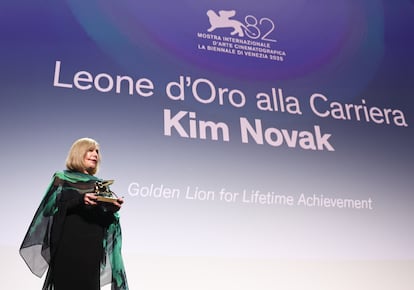La actriz estadounidense Kim Novak posa con el León de Oro a la Trayectoria durante una ceremonia en el marco del 82.º Festival de Cine de Venecia, el 1 de septiembre de 2025.