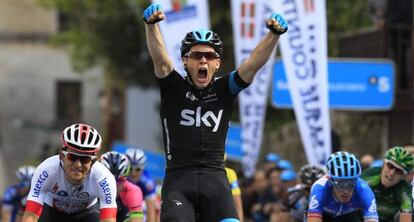 El corredor británico del SKY Ben Swift entra vencedor por delante de Alejandro Valverde del Movistar Team.