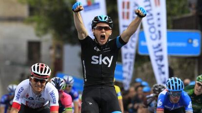 El corredor británico del SKY Ben Swift entra vencedor por delante de Alejandro Valverde del Movistar Team.