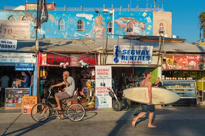 Paseo marítimo de Venice Beach, distrito de Los Ángeles conocido por su atmósfera jipi y bohemia. 