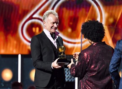 Bruno Mars recoge el premio a la mejor canción del año 'That's What I Like', de la mano de Sting.