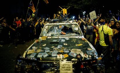 Protestas a la salida de la Consejer&iacute;a de Econom&iacute;a, en Barcelona.