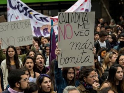 Miles de universitarias marchan en diferentes ciudades del país para protestar por los casos de abusos de académicos y la violencia contra la mujer