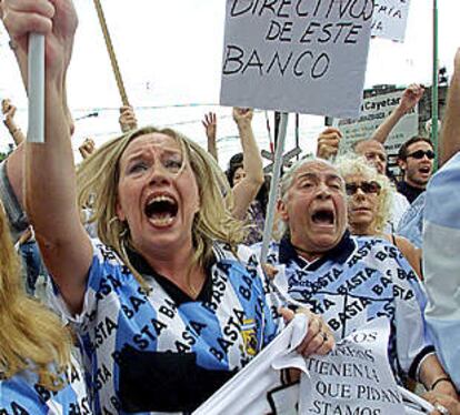 Argentinos de clase media con camiseta de la selección exigen frente al banco HSBC la devolución de su dinero.