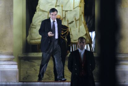 El primer ministro francés, François Fillon, sale del Elíseo tras reunirse con el presidente, Nicolas Sarkozy.
