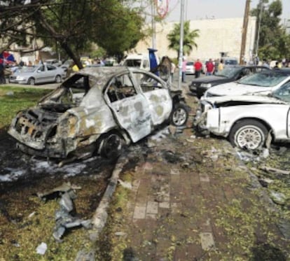 Los restos de un vehículo alcanzado por el atentado cometido este domingo en el barrio cristiano damasceno de Bab Touma.