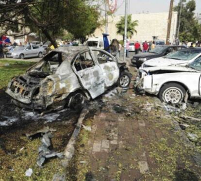 Los restos de un vehículo alcanzado por el atentado cometido este domingo en el barrio cristiano damasceno de Bab Touma.