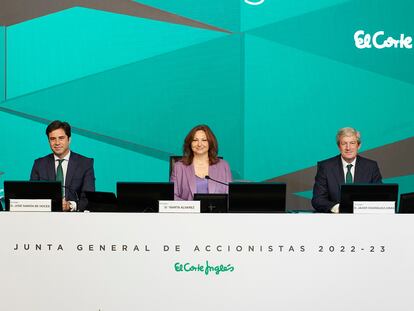 De izquierda a derecha, José Ramón Hoces, Marta Álvarez y Javier Rodríguez-Arias, en la junta de este viernes, en una fotografía difundida por El Corte Inglés.