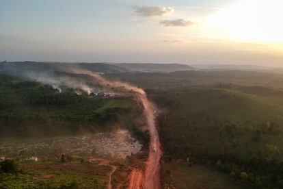 A poeira vermelha da rodovia BR230, conhecida como Transamazônica, mistura-se com os incêndios ao pôr-do-sol na cidade agrícola de Ruropolis, Pará. Setembro de 2019