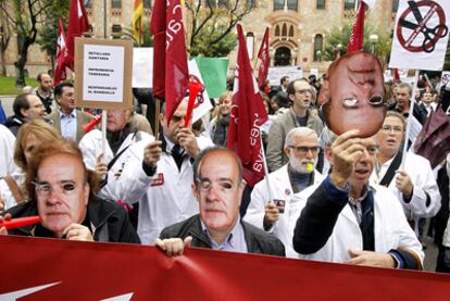 Protesta de médicos catalanes contra los recortes sanitarios impulsados por la consejería de Boi Ruiz.