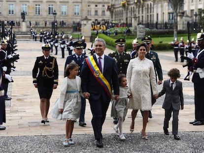 Iván Duque, el nuevo presidente de Colombia, camina junto a su familia en la plaza Bolívar de Bogotá el pasado día 7. 