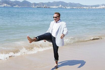 El actor austríaco y exgobernador de California Arnold Schwarzenegger posa durante el photocall de 'Maravillas del Mar 3D', en Cannes, Francia.