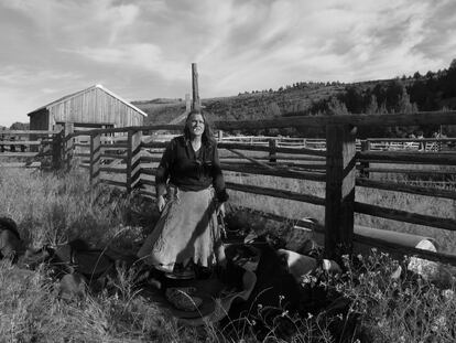 Una mujer retratada por Joanna Pocock, en una fotografía incluida en su libro 'Rendición'. ERRATA NATURAE