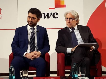 El presidente de Foment del Treball, Josep Sánchez Llibre, a la derecha, y el consejero Jordi Puigneró.