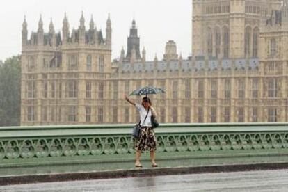 Una mujer frente al Parlamento londinense