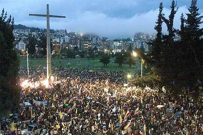 La noche anterior, el 19 de abril miles de ecuatorianos se concentraban en el parque La Carolina para exigir la salida del presidente del Gobierno, Lucio Gutirrez.