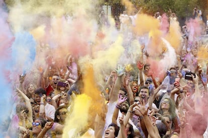 Cientos de asistentes a la fiesta del monzón en el barrio de Lavapiés.