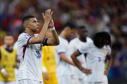 Mbappé aplaude a la afición francesa al término del partido.
