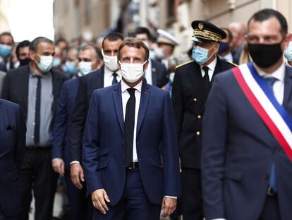 Emmanuel Macron visita Bonifacio, en Córcega, antes del inicio de la cumbre en Porticcio, este jueves.