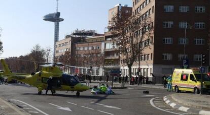 El helicóptero aterriza en la plaza de Cristo Rey.
