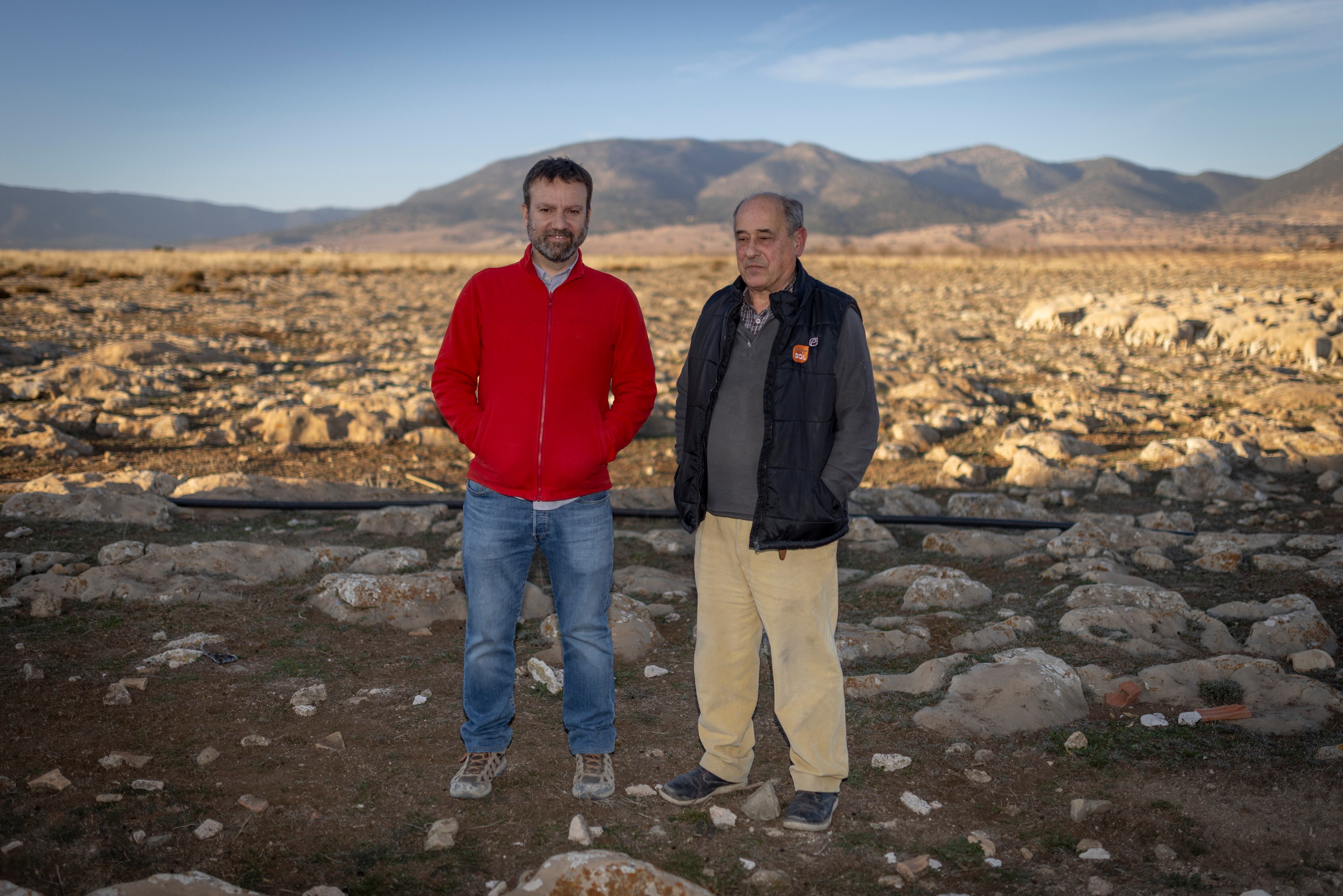 Miguel Ángel Martínez (izquierda) y Rafael Ordinas, agricultores de la finca regenerativa El Entredicho.