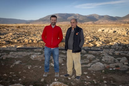 Miguel Ángel Martínez (izquierda) y Rafael Ordinas, agricultores de la finca regenerativa El Entredicho.