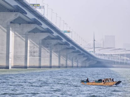 El puente más largo sobre el mar conecta las excolonias de Hong Kong y Macao con la ciudad de Zhuhai.  