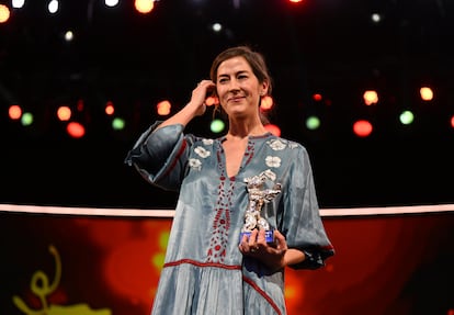 Natalia López Gallardo, con su Oso de Plata por 'Manto de gemas'.