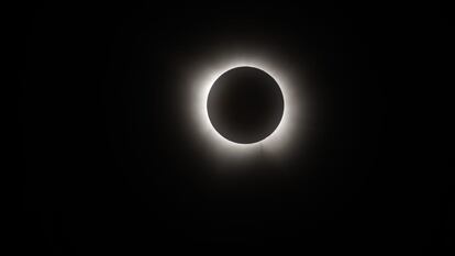 La Luna oculta el Sol en el eclipse total de hoy, desde Torreón (Estado mexicano de Coahuila).