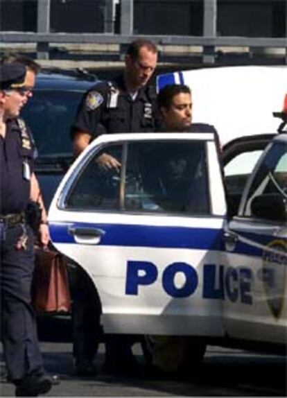 Uno de los detenidos es sacado por la policía del aeropuerto JFK de Nueva York