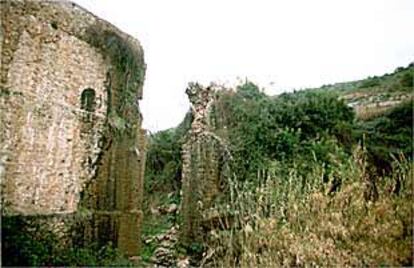 Una perspectiva del arquillo del puente caído en Chelva, desde el barranco del Convento.